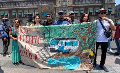 Integrantes del movimiento 'Sélvame del Tren' se manifiestan contra el Tren Maya frente a Palacio Nacional, este lunes.