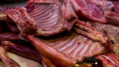 Chuletas de cordero listo para venderse.