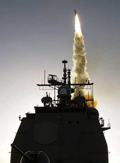 El destructor <i>Lake Erie</i> lanza un misil SM-3 en Hawai en 2003, durante una prueba del sistema antimisiles