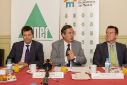 De izquierda a derecha, Óscar Crémer, presidente de Asnef; Juan Iranzo, decano presidente del Colegio de Economistas de Madrid y Antonio Giraldo, presidente de la comisión de crédito al consumo de Asnef