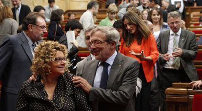 Los socialistas Marina Geli y Xavier Sabaté, en un descanso del debate.