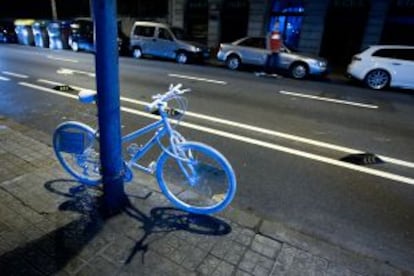 Una bicicleta blanca recuerda a la última ciclista muerta en accidente.