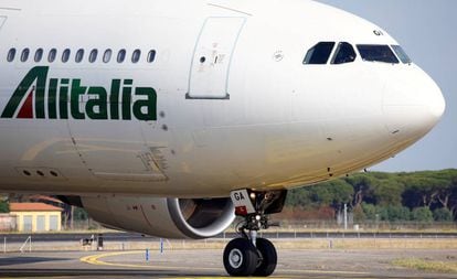 Un avión de Alitalia en el aeropuerto de Roma-Fiumicino.