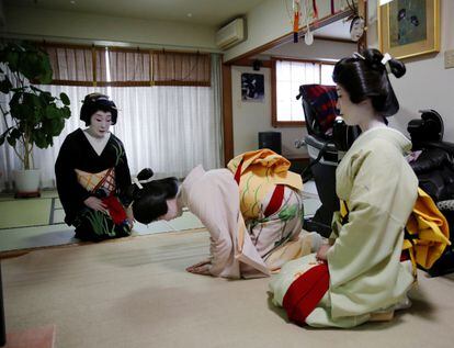 Un grupo de geishas se prepara para su trabajo. 