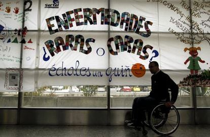 La fundación ONCE despliega una pancarta sobre enfermedades raras.