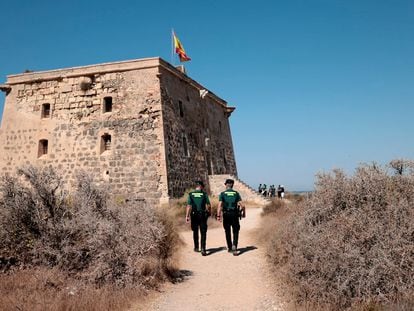 Dos guardias civiles patrullan junto a la torre de San José, en Tabarca (Alicante), en una imagen del instituto armado.