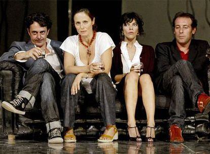 Pere Ponce, Aitana Sánchez-Gijón, Maribel Verdú y Antonio Molero en la obra de teatro <i>Un Dios salvaje.</i>