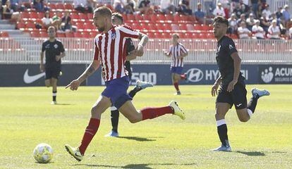 Darío Poveda conduce el balón en un partido del Atlético B.