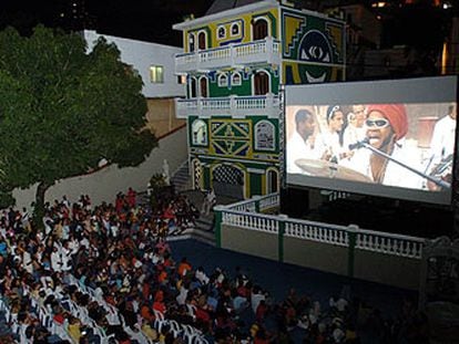 Un momento de la proyección al aire libre de <i>El milagro de Candeal</i>.