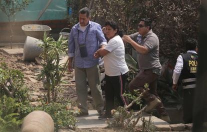 Osmán Morote, escoltado por policías a su llegada a la vivienda donde cumplirá arresto domiciliario.