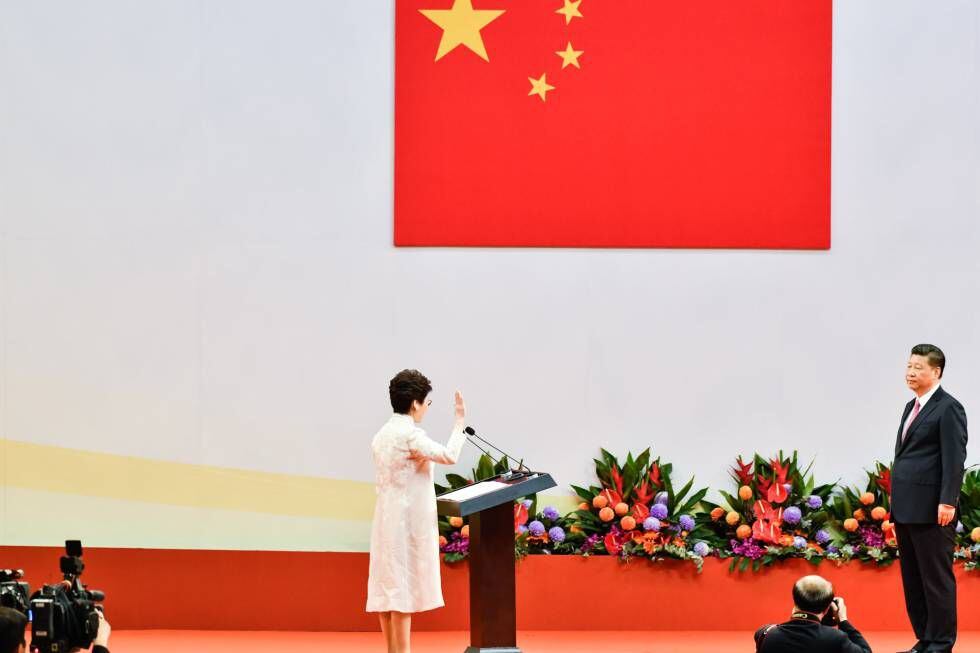 La nueva jefa del Gobierno autónomo de Hong Kong, Carrie Lam, es investida frente al presidente chino, Xi Jinping, este domingo.