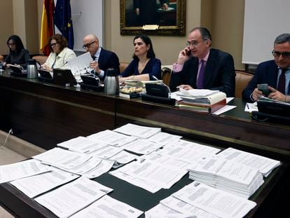 Mesa de la comisión de investigación del Congreso sobre las compra de material sanitario durante la pandemia.