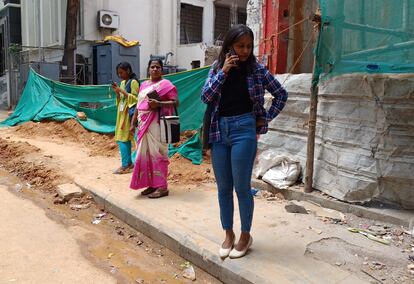 Mujeres en una calle de la ciudad de Bangalore, en la India.