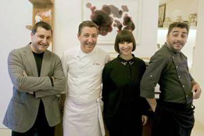 Los hermanos Roca, Josep (i), Joan (2i) y Jordi (d), propietarios del restaurante el Celler de Can Roca, posan junto a Laia Calzada (2d), ganadora del concurso de fotografía organizado por el Patronato de Turismo de Girona a través de Instagram.