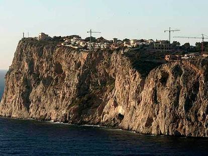 Construcción de viviendas en la urbanización Cala Llamp, de Andratx (Mallorca), en una imagen de diciembre de 2006.