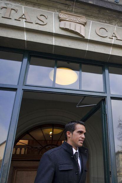 Alberto Contador, ayer a la salida de las oficinas del TAS, en Lausana.