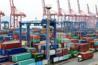 Los contenedores se apilan el pasado jueves en el puerto chino de Lianyungang