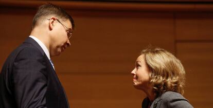 La ministra de Economía del Gobierno español, Nadia Calviño, conversa con el vicepresidente de la Comisión Europea (CE) para el Euro y el Diálogo Social, Valdis Dombrovskis en Luxemburgo.