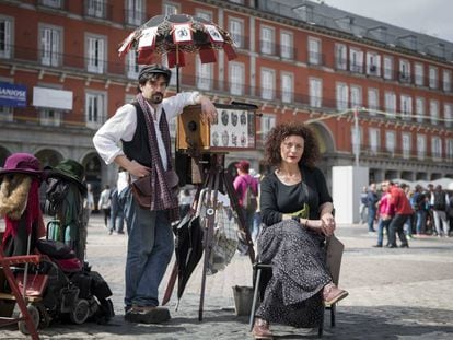 Los fotógrafos minuteros Héctor Gomila y Eva Satién en la Plaza Mayor de Madrid.