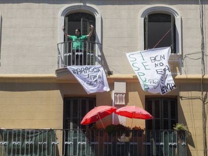 L'edifici del carrer d'Aragó on la PAH ha ocupat set pisos per allotjar iinquilins desnonats.