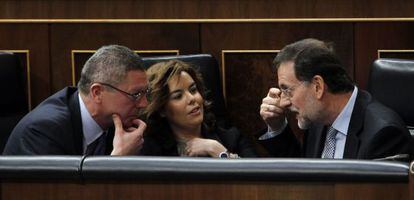 Gallardón, Santamaría y Rajoy durante la sesión de control al Gobierno del Congreso.