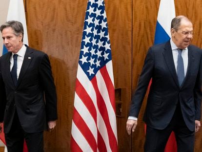 A la izquierda, el secretario de Estado de EE UU, Antony Blinken, junto al ministro ruso de Exteriores, Serguéi Lavrov, este viernes antes de la reunión en Ginebra.