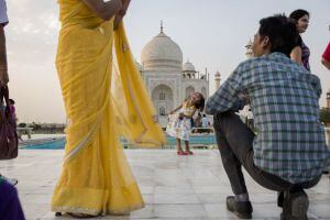 Turistas fotografiándose ante el Taj Mahal, en la ciudad india de Agra.
