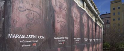 Carteles pegados en una calle española publicitando la falsa serie 'Maras'.