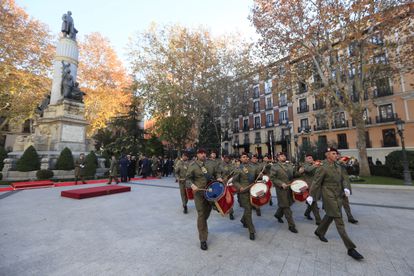 Ceremonia de izado de la bandera frente al Senado, en la plaza de la Marina Española, este miércoles en Madrid.