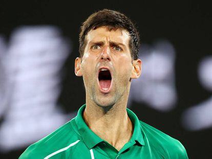 Djokovic celebra un punto durante la semifiinal contra Federer en Melbourne.