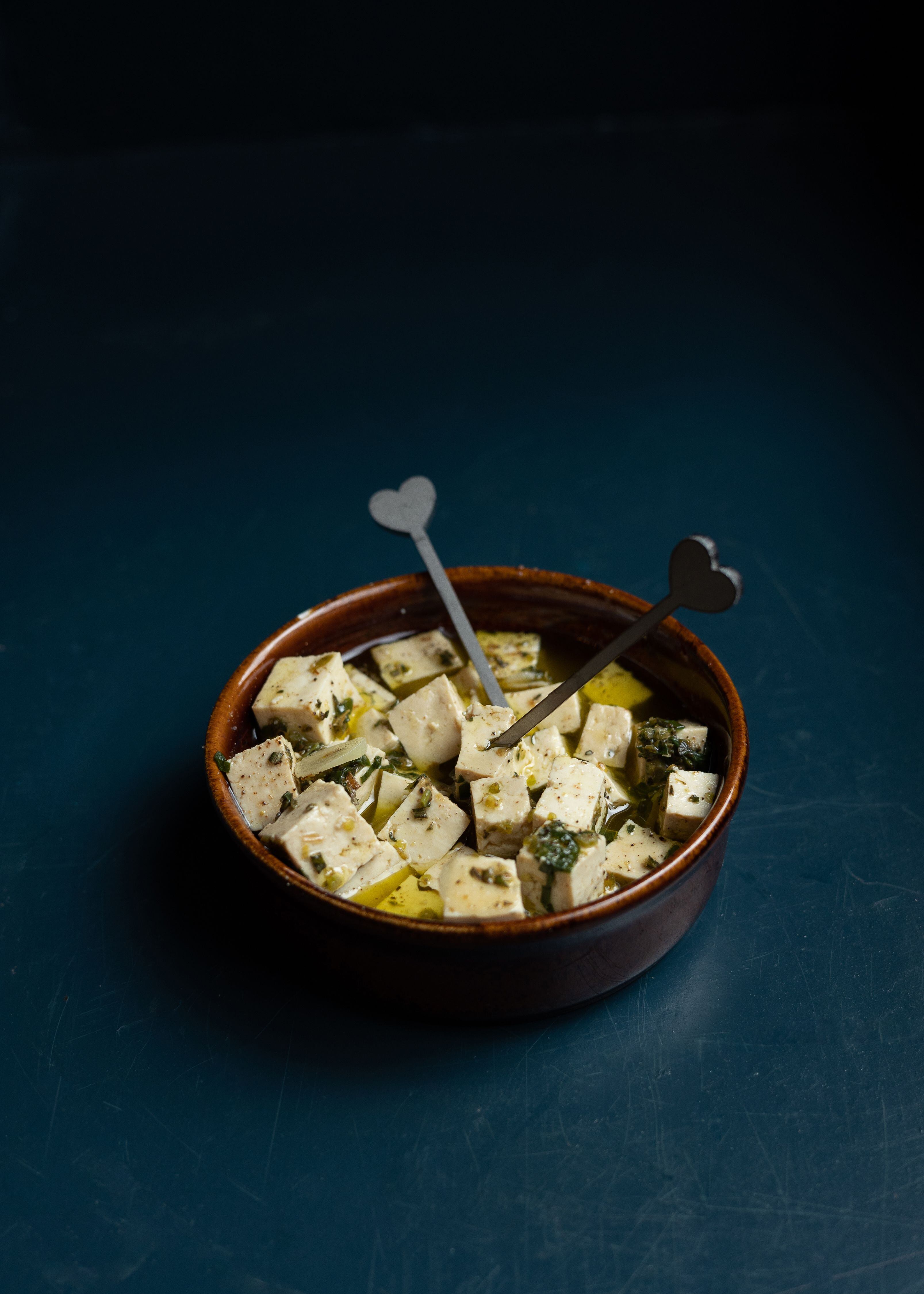 Dados de tofu a las finas hierbas, una de las ensaladas para compartir en el restaurante de tapas Cor. 