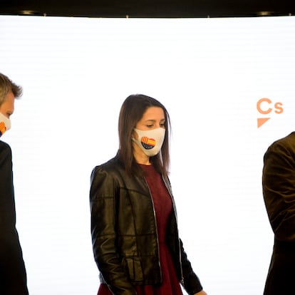 El líder de Cs en Catalunya, Carlos Carrizosa, y la presidenta de Cs, Inés Arrimadas, en la noche electoral del 14F en Barcelona.
PHOTO ALBERTO PAREDES
15/02/2021