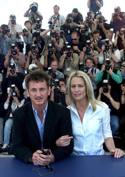 Se casó con Sean Penn seis años después de conocerlo, el 27 de abril de 1996. En 2007, se hizo público su divorcio, aunque no llegó a concretarse y dos años más tarde aún estaban casados. Seguían juntos cuando, en 2009, acudieron a la ceremonia de los Oscar del brazo, Penn se alzó con la estatuilla a Mejor Actor por 'Milk' y se olvidó de incluir a su todavía esposa en los agradecimientos.