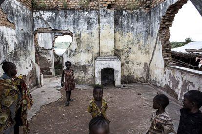 Niños congoleños juegan en las ruinas de una antigua casa en un campamento para personas internamente desplazadas el 20 de marzo de 2018 en Kalemie (República Democrática del Congo).