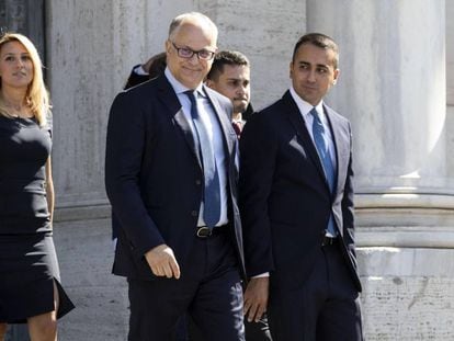 En primer plano, los ministros italianos de Economía, Roberto Gualtieri (con gafas), y Exteriores, Luigi di Maio, al salir del Palacio del Quirinal, el sábado.