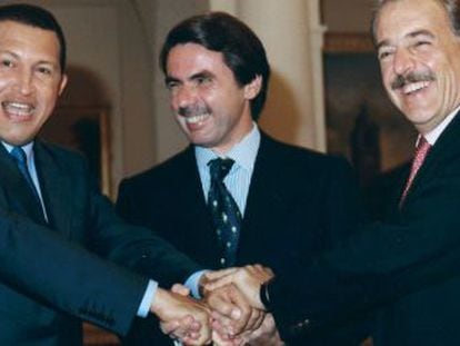 Jos&eacute; Mar&iacute;a Aznar, en el centro, con los entonces presidentes de Venezuela, Hugo Ch&aacute;vez izquierda, y Colombia, Andr&eacute;s Pastrana.