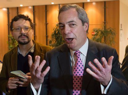 Nigel Farage habla con la prensa en Bruselas, el 16 de febrero.