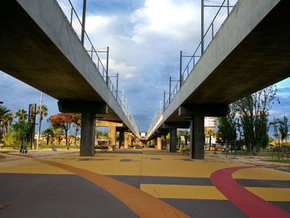 Instalaciones de la línea 9 de metro a su paso por la calle A de la Zona Franca de Barcelona.