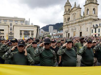 Militares y policías retirados protestan en contra del Gobierno del presidente de Colombia, en Bogotá, el 10 de mayo de 2023.