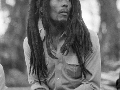Bob Marley, en el jardín de su casa en Kingston, Jamaica, en algún momento de 1979.
