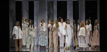 Las musas de Duyos, en el desfile que marcaba el 20º aniversario de la marca en la Mercedes-Benz Fashion Week Madrid del pasado mes de febrero.