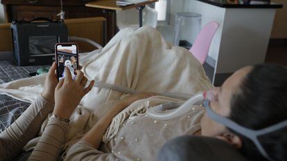 Una mujer muestra fotografías a una paciente con una enfermedad terminal, en una imagen de archivo.