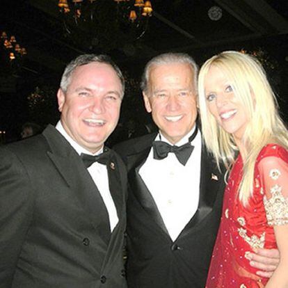 Los Salahi posan con Biden (centro), en una foto colgada en Facebook.
