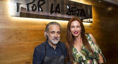 El cuiner Sergi Arola i l'expresentadora Silvia Fominaya durant la inauguració del seu restaurant Por la Jeta, a la Corunya, l'agost passat.