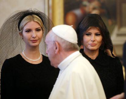 El Papa Francisco junto a la Primera Dama Melania Trump y a la hija del Presidente, Ivanka Trump, al final de una audiencia privada en el Vaticano.