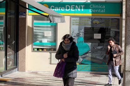 Exterior de la clínica dental Caredent, en Barakaldo (Bizkaia), cerrada sin previo aviso.