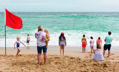 Bandera vermella davant l’horitzó, a la platja de Porthcurno, Cornwall, Anglaterra, el 2017, un moment post-Brexit.