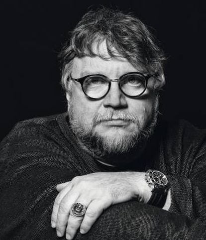 Guillermo del Toro, fotografiado en exclusiva para ICON, con pinta de no estar pensando para nada en monstruos que sufren o en criaturas de aspecto amenazante pero ultrasensibles.