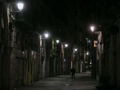 El carrer Tallers de Barcelona, de nit. 