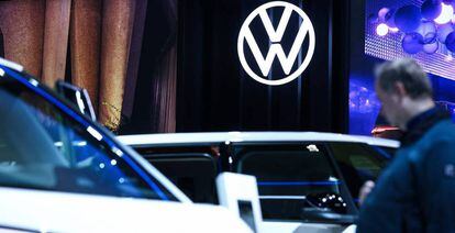 Un hombre visita el stand de Volkswagen en el Salón del Automóvil de Bruselas.